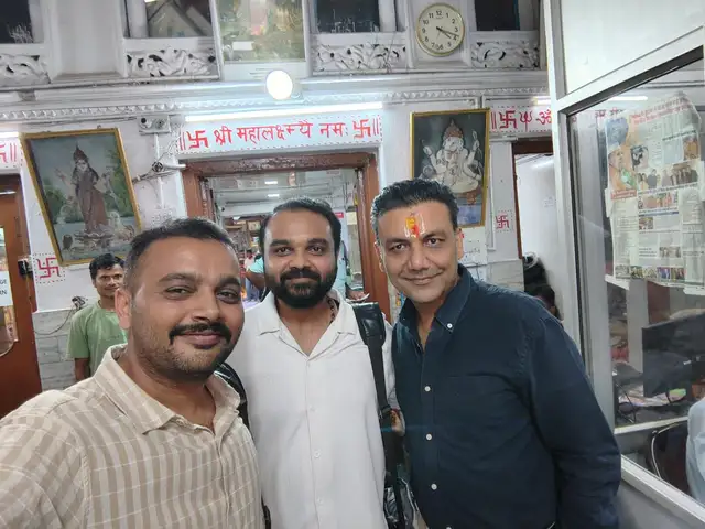 Anand Shrivastava with the Dalmia Synthetics team during a two-day on-site AI consulting visit
